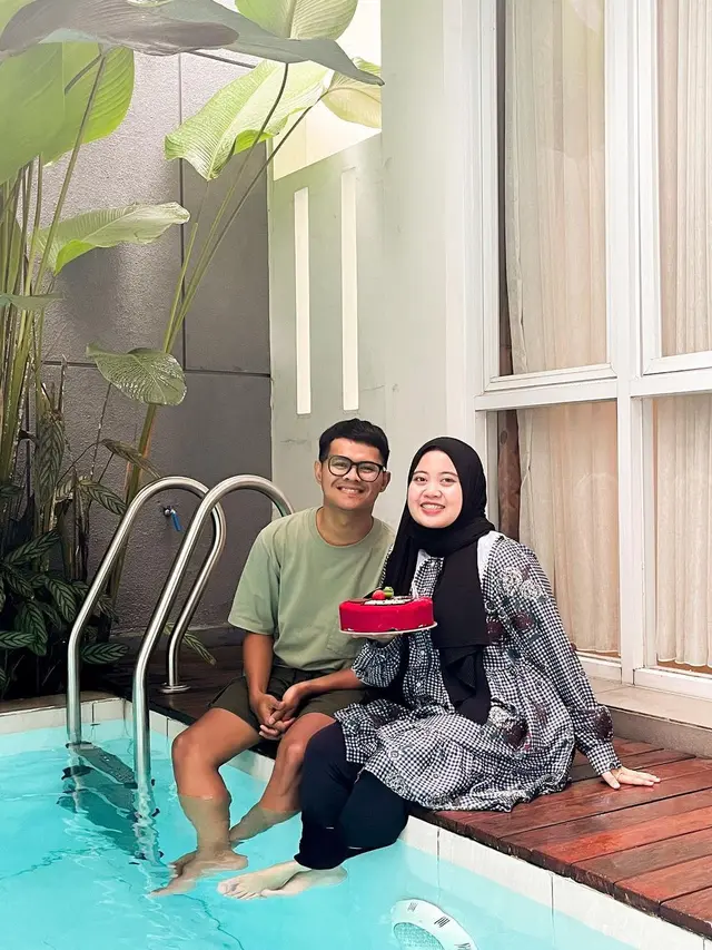 Hamil Anak Kedua, Ini 7 Potret Mesra Komika Musdalifah Basri dan Suami