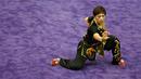 Atlet Wushu asal Cina, Hai Ling Wei saat beraksi, pada Kejuaraan Dunia Wushu 2015 di Istora Senayan, Jakarta, Minggu(15/11/2015). (Bola.com/Nicklas Hanoatubun)