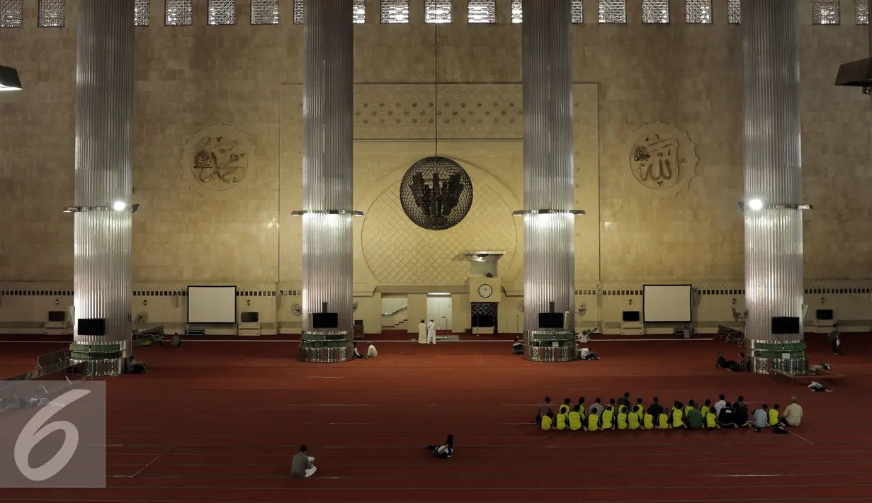 Suasana ruang utama Masjid Istiqlal, Jakarta, Kamis (1/12). Rencananya, ratusan ribu umat Islam akan melakukan aksi super damai 212 di halaman Monumen Nasional Jakarta. (Liputan6.com/Helmi Fithriansyah)