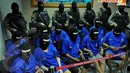 Sepuluh tersangka dihadirkan ke ruang pertemuan VIP BNN dengan memakai penutup muka dan baju tahanan BNN berwarna biru (Liputan6.com/Faisal R Syam)
