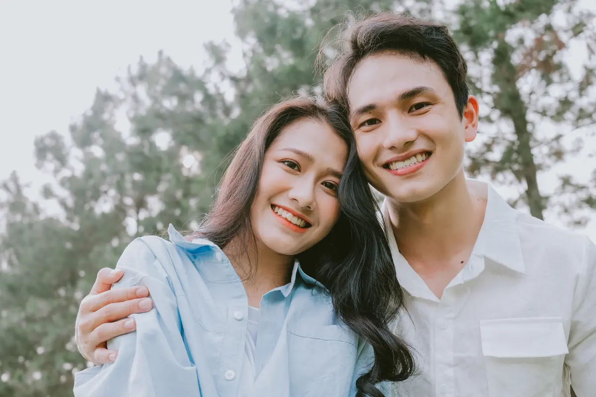 perempuan dan pasangan peluk bahu