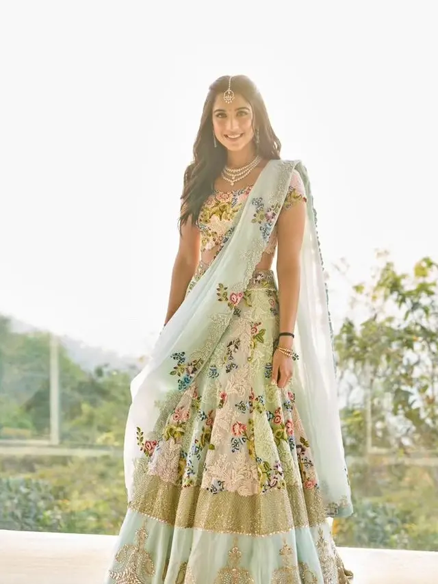 Pesona Radhika Merchant Calon Istri Anant Ambani Dibalut Sari.