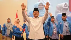 Calon Presiden nomor urut 02 Prabowo Subianto saat meyapa para relawan dalam deklarasi Kaukus Generasi Muda Islam di Jakarta, Senin (18/12/2023). (Liputan6.com/Angga Yuniar)