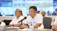 Direktur Utama Telkom Ririek Adriansyah (kanan) memberikan  apresiasi kepada petugas posko TelkomGroup Siaga RAFI 2023 dan memastikan pengawalan  keandalan jaringan telekomunikasi dan layanan pelanggan sama masa libur lebaran 24x7.