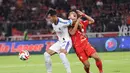 Witan Sulaeman (kanan) nampak dilanggar oleh oelh Hansamu Yama Pranata (kiri) saat pertandingan Persija Jakarta vs Arema FC BRI Super League pekan ke-20 yang berlangsung di Stadion Utama Gelora Bung Karno, Minggu (8/2/2026) malam WIB. (Bola.com/Abdul Aziz)