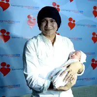 Anji pamerkan bayi pada publik. (Wimbarsana/Bintang.com)