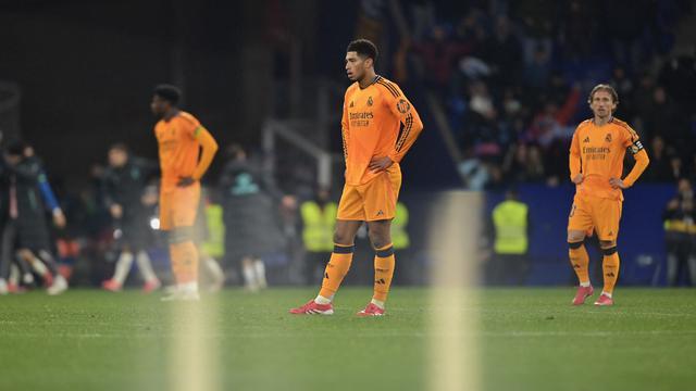 Para pemain Real Madrid tertunduk lesu usai dikalahkan Espanyol di ajang LaLiga