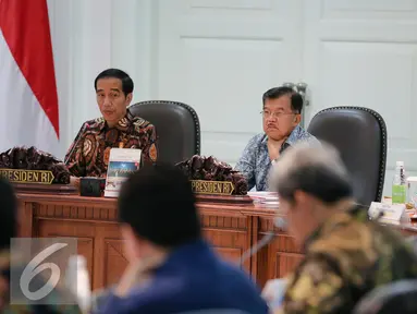 Presiden Joko Widodo didampingi Wakil Presiden Jusuf Kalla memimpin rapat terbatas di Kantor Presiden, Komplek Istana Kepresidenan, Jakarta, Jumat (11/12). Rapat membahas persiapan penyelenggaraan Asian Games XVIII tahun 2018. (Liputan6.com/Faizal Fanani)