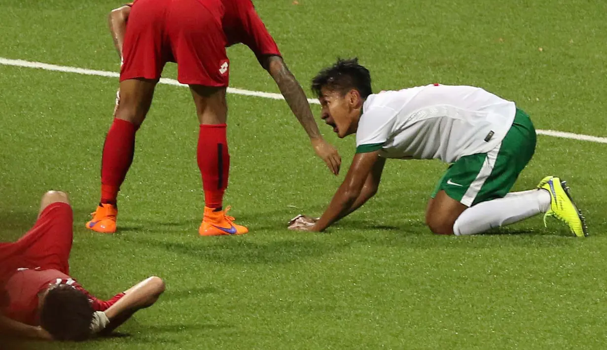 Ekspresi kesedihan pemain Timnas Indonesia U-23, Yandi Sofyan, setelah menderita kekalahan 2-4 dari Myanmar U-23. (Bola.com/Arief Bagus)