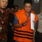 Hakim Pengadilan Negeri Jakarta Selatan, Irwan memakai rompi tahanan usai pemeriksaan di Gedung KPK, Jakarta, Rabu (28/11). Irwan resmi ditetapkan sebagai tersangka usai OTT terkait suap penanganan perkara perdata di PN Jaksel. (Merdeka.com/Dwi Narwoko)