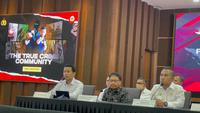 Juru Bicara Densus 88, Kombes Pol Myandra Eka Wardhana (sebelah kiri) menjelaskan mengenai temuannya terkait grup True Crime Community (TCC). (Foto: Istimewa).