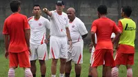 Paulo Camargo memimpin latihan Persija untuk pertama kali di POR Sawangan, Sabtu (20/2/2016). (Bola.com/M. Ridwan)