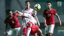 Pemain tengah Indonesia U-23, M Hargianto (kiri) berebut bola dengan penyerang Bahrain, Mohamed Marhoon pada laga PSSI Anniversary 2018 di Stadion Pakansari, Kab Bogor, Jumat (27/4). Indonesia kalah 0-1. (Liputan6.com/Helmi Fithriansyah)