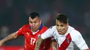 Penyerang Peru, Paolo Guerrero (kanan) berusaha melewati pemain Chili, Gary Medel saat semifinal Copa Amerika 2015 di National Stadium, Santiago, Chili, (29/6/2015). Chili melaju ke final usai mengalahkan Peru 2-1. (REUTERS/Marcos Brindicci)