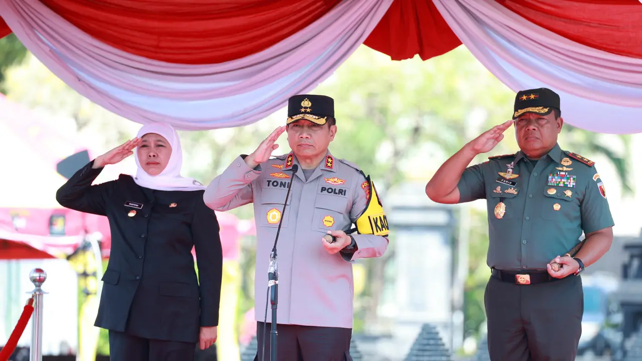Kapolda Jatim Irjen Pol Toni Harmanto (tengah), bersama Gubernur Jatim dalam Operasi Mantab Brata Semeru 2023-2024. (Dian Kurniawan/Liputan6.com)