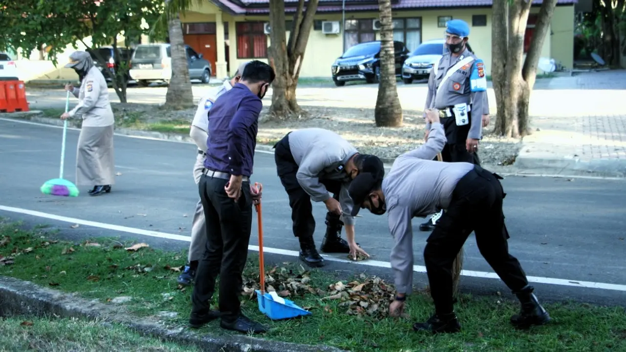 Personel Polda Aceh kena sangsi bersih-bersih setelah kedapatan tidak pakai masker (Ist)