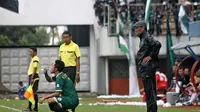 Pelatih PSS, Freddy Mulli, saat duel PSS vs Madura United, Sabtu (1/4/2017). (Bola.com/Romi Syahputra)