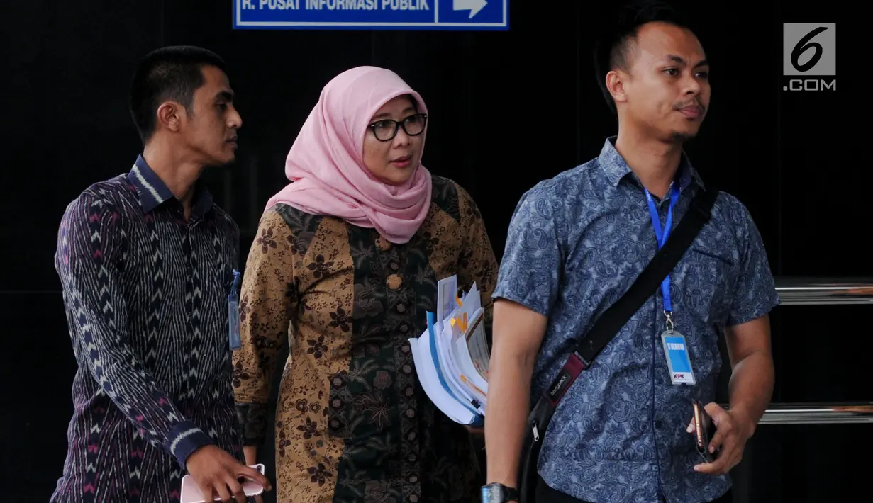 Direktur Jenderal Pemasyarakatan (Dirjen Pas) Sri Puguh Budi Utami (kerudung) tiba di Gedung KPK, Jakarta, untuk menjalani pemeriksaan, Jumat (24/8). Sri diperiksa dalam kasus dugaan suap jual-beli fasilitas di Lapas Sukamiskin. (Merdeka.com/Dwi Narwoko)