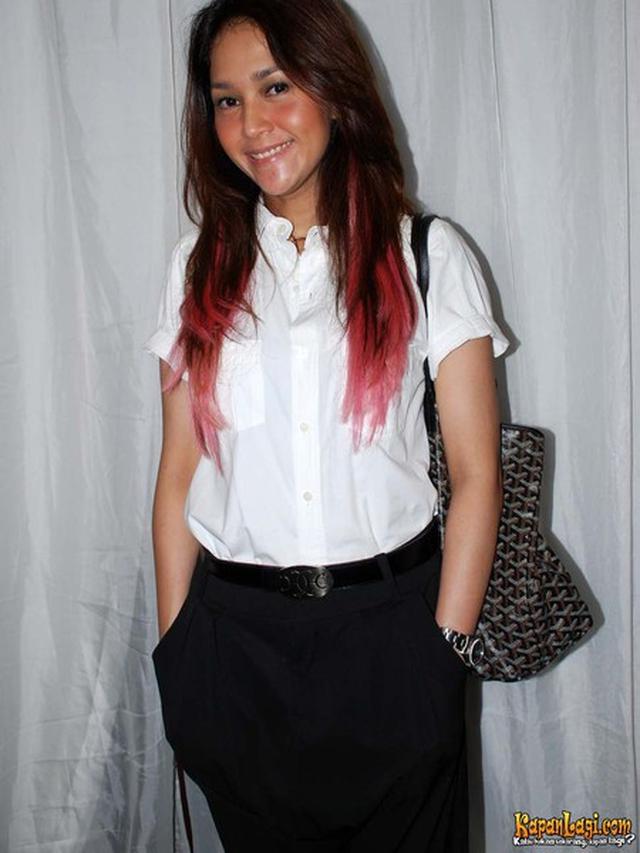 7 Model Rambut Lawas Maia Estianty, Sering Ganti Warna Hingga Ombre