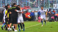 Gelandang Persib Bandung, Ghozali Siregar merayakan gol ke gawang Arema FC, pada 16 besar Piala Indonesia 2018, di Stadion Kanjuruhan, Jumat (22/2/2019). (Bola.com/Iwan Setiawan)