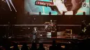 Penampilan grup band Slank dalam konser mereka yang bertajuk ‘Slank in Love’ di Balai Sarbini, Jakarta, Selasa (27/2). Dalam konsernya kali ini, Slank membuka konser lewat lagu hits lenta yang tenar Mars Slankers. (Liputan6.com/Faizal Fanani)