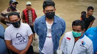 Calon Wali Kota Medan nomor urut 2 ini menyambangi lokasi banjir untuk melihat warga yang rumahnya terendam air.