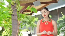 Lipstik merah di bibirnya membuat Selfi 'KDI' semakin menawan, Jakarta. Foto diambil pada Selasa (23/12/2014). (Liputan6.com/Panji Diksana)