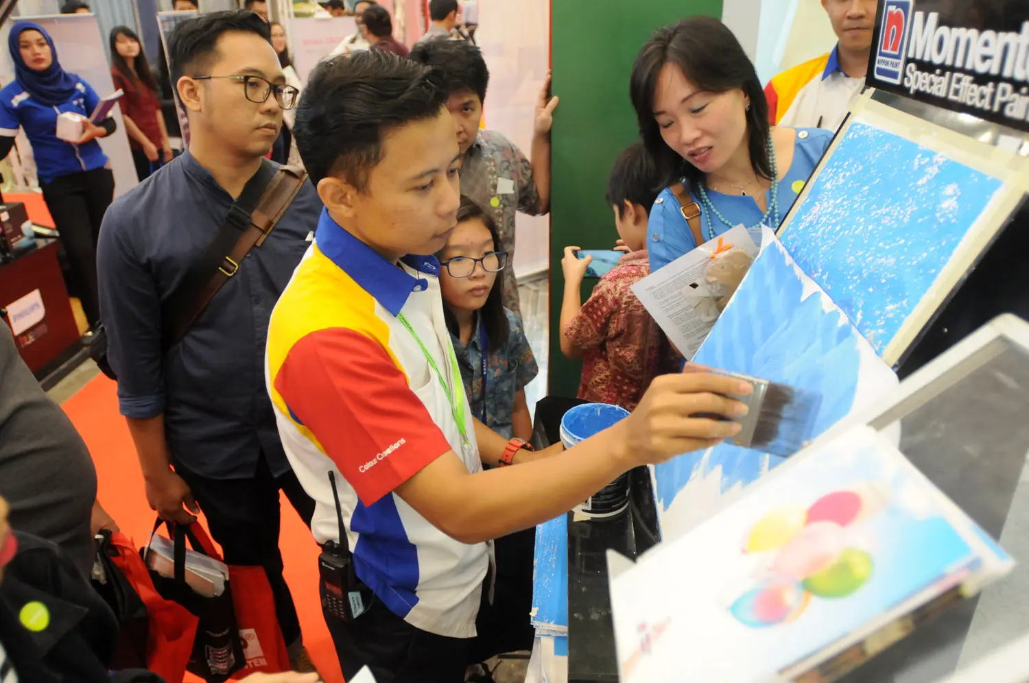 Tim Sales Promotion Boy mencontohkan pengaplikasian cat Mamento. (Fotografer: Daniel Kampua/Bintang.com)