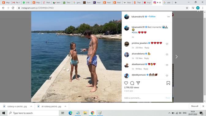 Pemain Real Madrid, Luka Modric menikmati liburan musim panas bersama anaknya (Instagram)