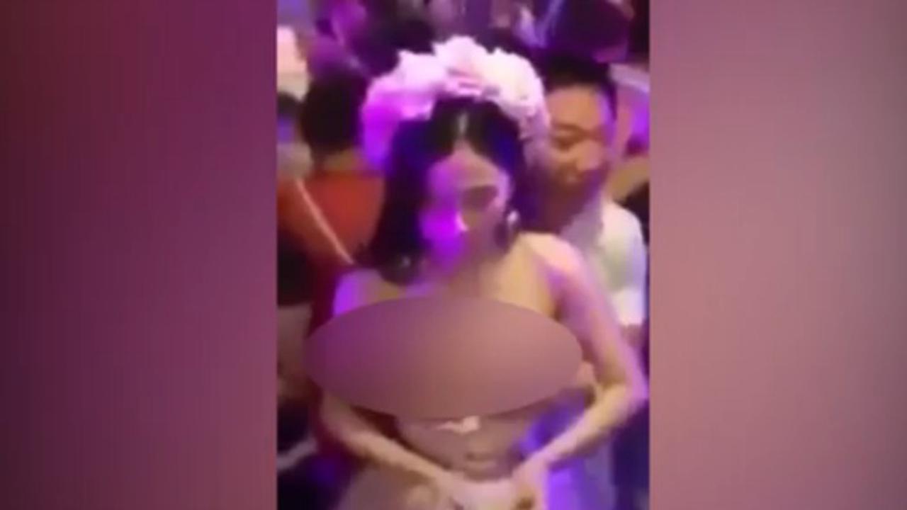 Undangan Diperbolehkan Raba Dada Pengantin Demi Bulan Madu