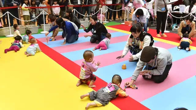 20151123-Lomba Bayi Merangkak-Jepang-AFP Photo