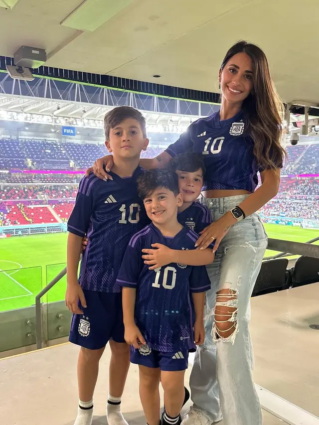 6 Potret Gaya Kompak Istri Lionel Messi dan Buah Hati Pakai Jersey Timnas Argentina di Piala Dunia 2022