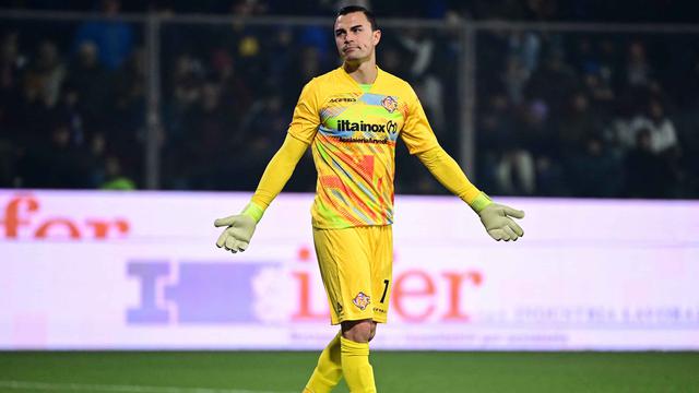Kiper Timnas Indonesia Emil Audero Jadi Korban Lemparan Suar saat Cremonese Menjamu Inter Milan