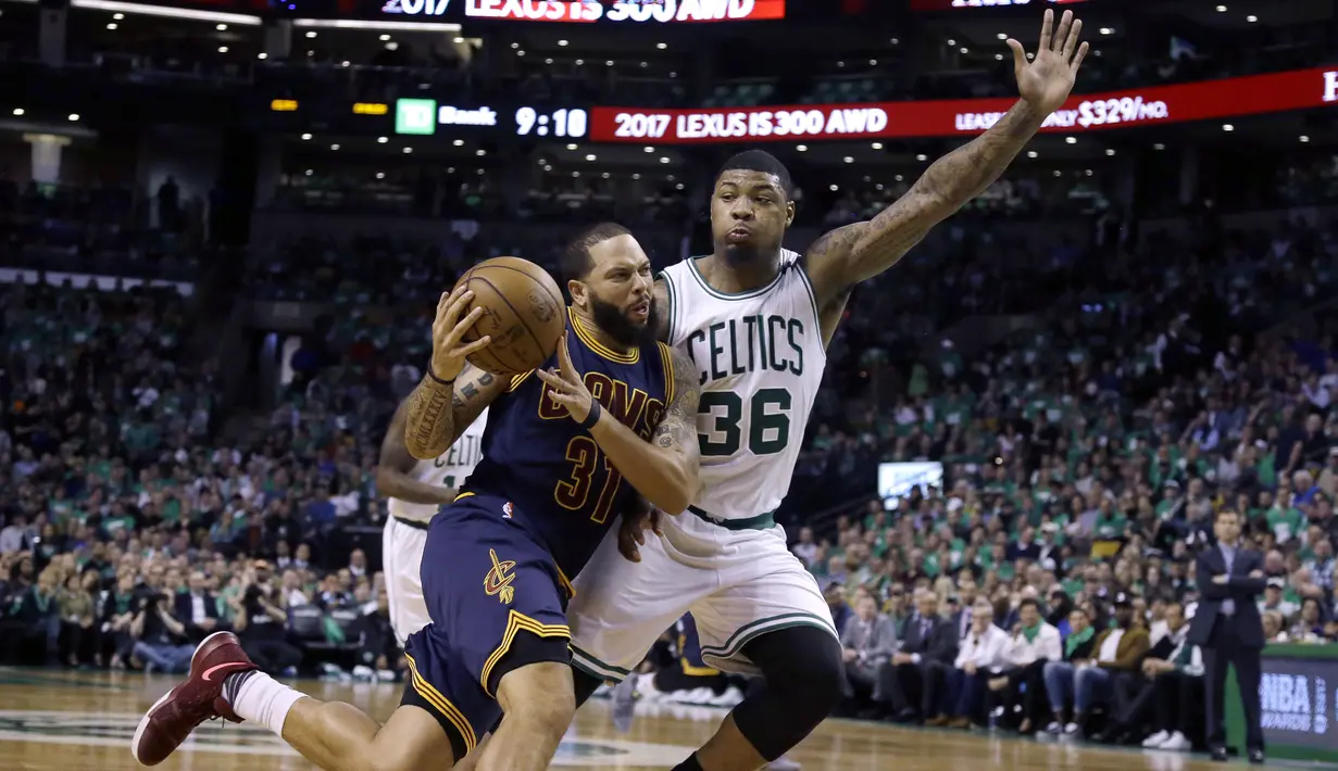 Pemain Cleveland Cavaliers, Deron Williams (31) mencoba melewati pemain Boston Celtics, Marcus Smart (36) pada Gim kelima final NBA Wilayah Timur di TD Garden, Boston, (25/5/2017). (AP/Elise Amendola)