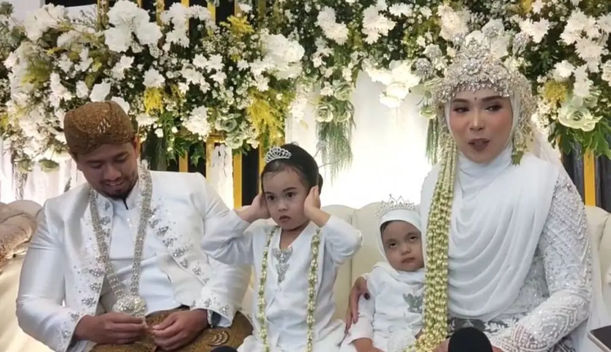 Presenter yang dikenal dengan tingkah lucunya itu sengaja menggelar lagi resepsi pernikahan setelah 10 tahun menikah bersama Irvan.