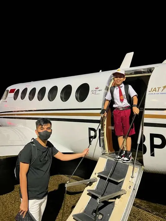 Keluar dari jet pribadi Farel Prayoga masih mengenakan seragam sekolah merah putihnya. (Foto: Instagram/@zidniyazidni)