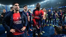 Ekspresi kecewa sejumlah pemain PSG setelah timnya kalah dari Borussia Dortmund pada laga leg kedua semifinal Liga Champions 2023/2024 di Parc des Princes, Paris, Prancis, Rabu (08/05/2024) dini hari WIB. (AFP/Miguel Medina)