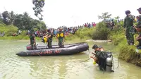 Personel TNI AU Paskhas Sat Bravo 90 Rumpin mencari korban tenggelam (Liputan6.com/ Achmad Sudarno)