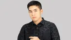 Gunakan kemeja motif berwarna hitam, gaya penampilan Jerome Polin ini pun curi perhatian netizen. Pria yang kini tengah menetap di Jepang karena studinya tampil menawan dengan busana hitamnya. (Liputan6.com/IG/@jeromepolin)