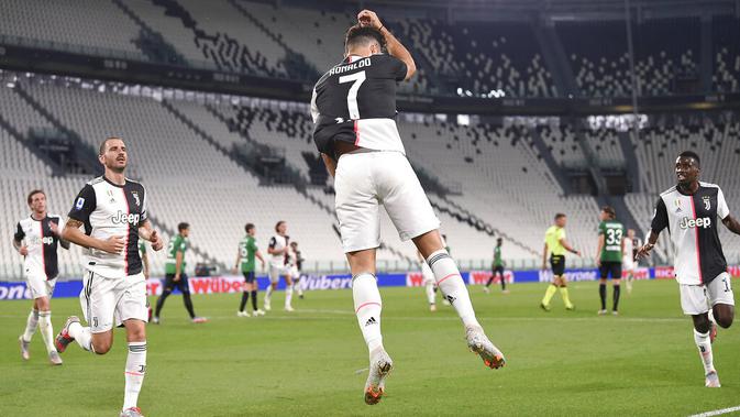 Striker Juventus, Cristiano Ronaldo, melakukan selebrasi usai mencetak gol ke gawang Atalanta pada laga Serie A di Allianz Stadium, Minggu (12/7/2020). Kedua tim bermain imbang 2-2. (Fabio Ferrari/LaPresse via AP)