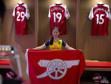Fans Arsenal berpose di ruang ganti yang akan digunakan oleh The Gunners saat bertanding melawan Chelsea di Beijing, Jumat, (21/7/2017). Arsenal dan Chelsea akan bertanding dalam laga persahabatan. (AP/Ng Han Guan)