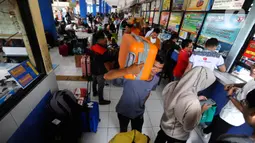 Terminal Kampung Rambutan mulai dipadati pemudik dalam empat hari terakhir. (medeka.com/Arie Basuki)