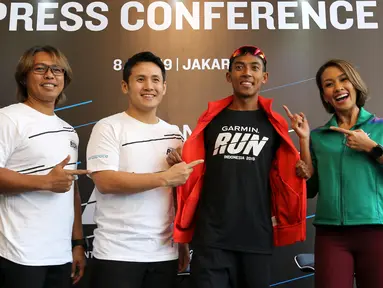 Race Director Garmin Run 2019 Dardityo Sansoto, Marketing Manager Garmin Indonesia Rian Krisna, Atlet Indonesia Agus Prayogo dan Sport Enthusiast Melanie Putria menunjukkan kaus lari pada konfrensi pers Garmin Run Indonesia 2019 di Jakarta, Kamis (8/8/2019). (Liputan6.com/Fery Pradolo)
