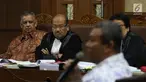Terdakwa kasus dugaan suap proyek PLTU Riau-1, mantan Dirut PLN Sofyan Basir menyimak keterangan saksi ahli dalam sidang lanjutan di Pengadilan Tipikor, Jakarta, Senin (19/8/2019). Sidang lanjutan mendengarkan keterangan saksi yang dihadirkan Jaksa Penuntut dari KPK. (Liputan6.com/Herman Zakharia)