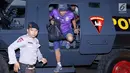 Official tim Persib turun dari kendaraan taktis milik Korps Brimob Polri jelang latihan resmi di Stadion PTIK, Jumat (29/6). Persib akan melakoni laga tandang tunda pekan ke-6 melawan Persija, Sabtu (30/6). (Liputan6.com/Helmi Fithriansyah)