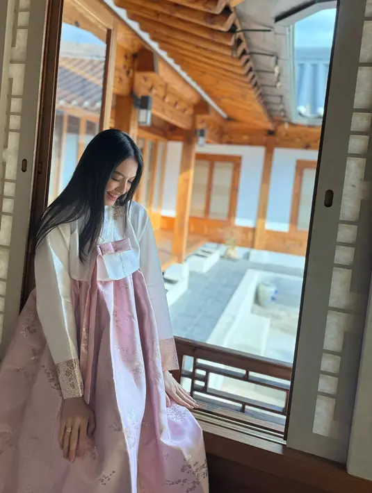 Memakai hanbook dengan paduan warna putih dan merah muda, penampilannya terlihat bersinar. Gaya makeup tipis namun flawless, membuat Raline semakin menawan. Sampai saat ini hasil pemtoretannya di Korea Selatan tersebut menuai banyak pujian dari netizen. (Liputan6.com/IG/@ralineshah)