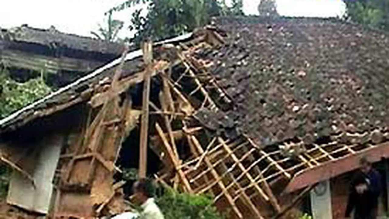 090209dsekolahroboh.jpg