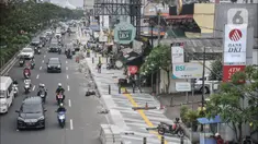 Pejalan kaki saat melintasi trotoar yang tengah direvitalisasi di Jalan Margonda Raya, Depok, Jawa Barat, Minggu (4/12/2022). Pemerintah Kota Depok lewat Dinas Pekerjaan Umum dan Penataan Ruang (DPUPR) menganggarkan Rp23,5 miliar untuk revitalisasi trotoar di Jalan Margonda. (merdeka.com/Iqbal S Nugroho)