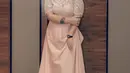 Meski makin kurus, ia mengaku tidak melakukan diet. Tika Panggabean hanya menjaga pola makan dan rutin olahraga saja seperti jogging. Pantas saja, pemilik nama lengkap Kartika Rachel Setia Redjeki Panggabean ini begitu elegan saat memakai balutan dress. Selain itu, ia juga dipuji awet muda. (Liputan6.com/IG/@botikapanggabean)