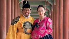 Jennifer tampil memikat dengan hanbok bernuansa pink dan biru, serta rambutnya yang dikepang rapi. Di sisi lain, Faisal Harris terlihat mengenakan mahkota tradisional sebagai hiasan kepala, memperkuat kesan sebagai seorang raja. Kombinasi gaya mereka menciptakan suasana bak bangsawan Korea di era kerajaan. (Liputan6.com/IG/@jeje_haris89)